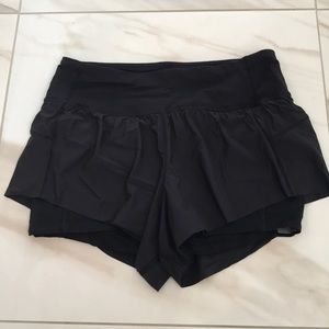 Lululemon shorts size 6 black EUC